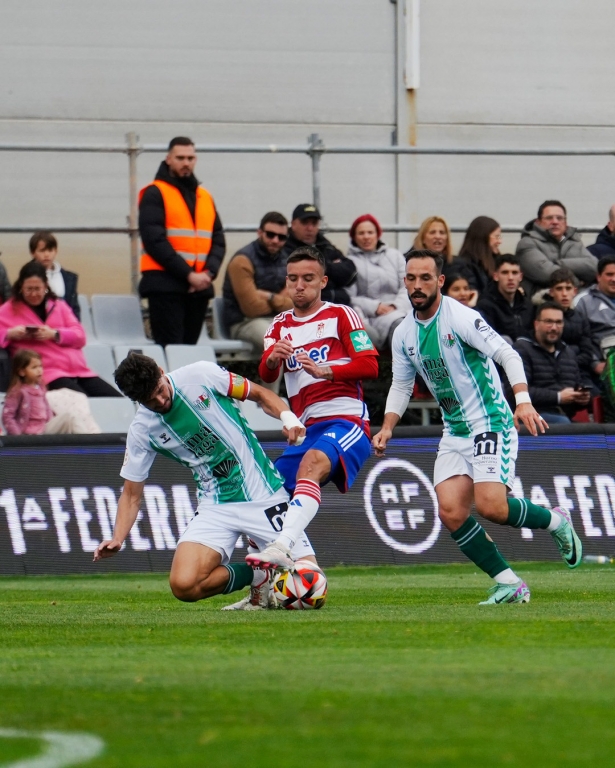 El Recreativo no pudo con el Antequera (GRANADA CF)