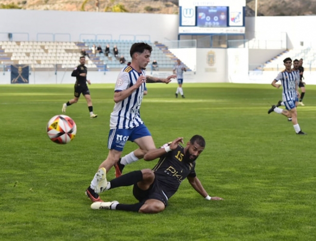 Lance del encuentro con el local Pablo Muñoz y el visitante De Castro (SEMANARIO MUCHO DEPORTE)