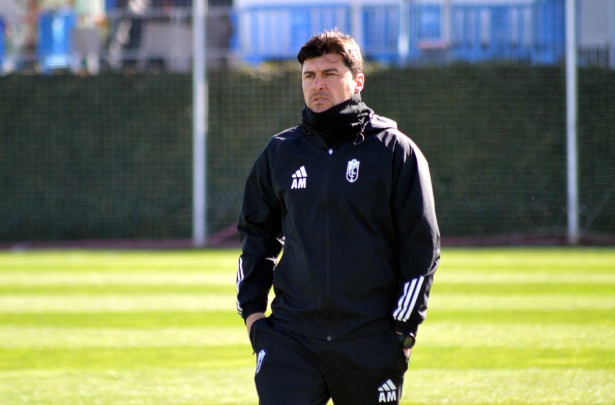 Alexander Medina, entrenador del Granada CF, en la Ciudad Deportiva GCF (J. PALMA)