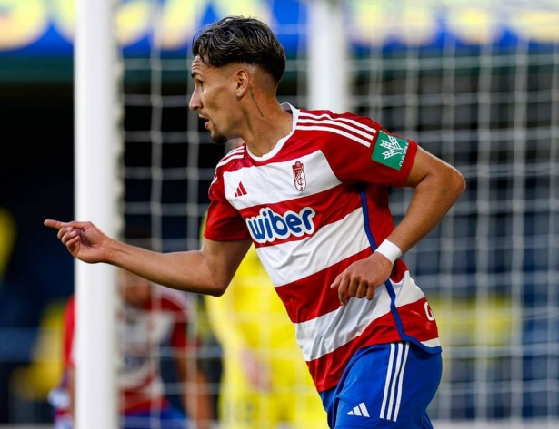 Theo Corbeanu celebra su gol (LOF)