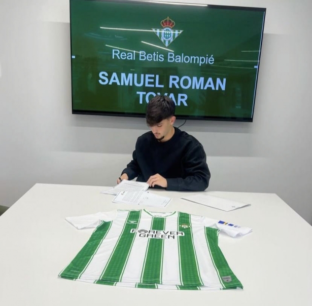 Samu Román firma su contrato con el Real Betis (REAL BETIS)