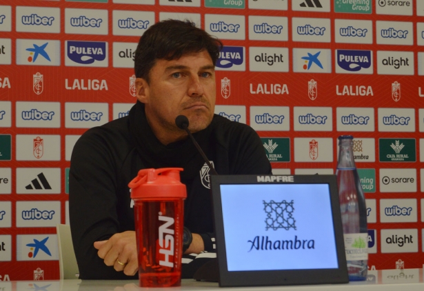 Alexander Medina, entrenador del Granada CF, en la rueda de prensa previa al partido ante la Real Sociedad (J. PALMA)