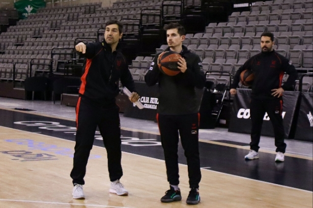 Pablo Pin da instrucciones durante un entrenamiento (FERMÍN RODRÍGUEZ /FUNDACIÓN CBG) 