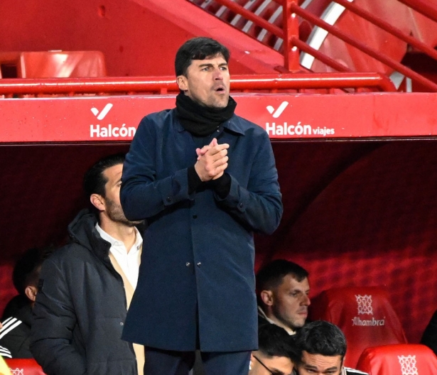 El entrenador del Granada CF, Alexander Medina, durante el encuentro ante la Real Sociedad (JOSÉ M. BALDOMERO)