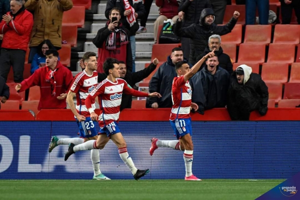 Uzuni celebra el primer gol (JOSÉ M. BALDOMERO)