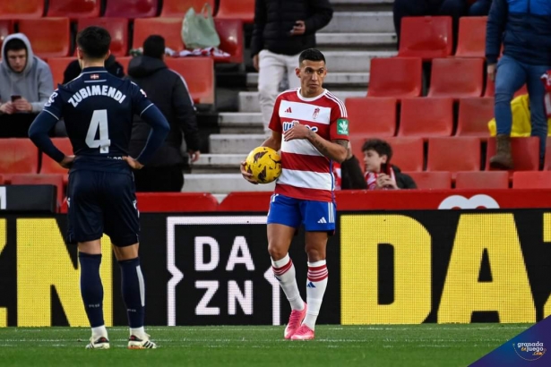 Myrto Uzuni coge el balón para lanzar el penalti (JOSÉ M. BALDOMERO)