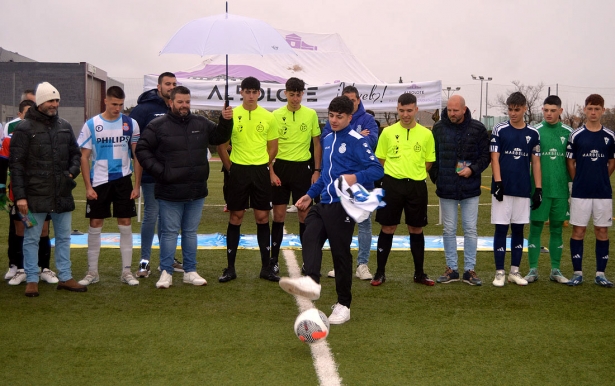 Miguel Ángel Guardia realiza el saque de honor (J. PALMA)