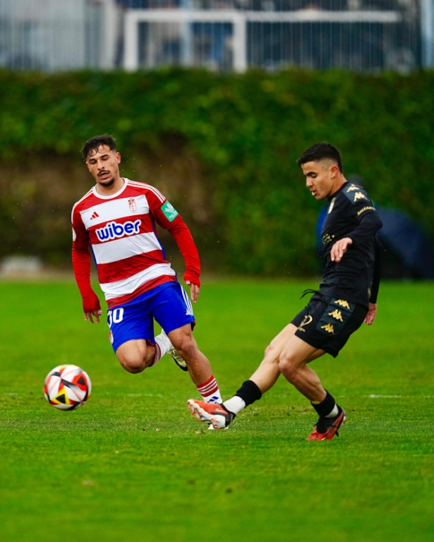 Rodelas busca el balón ante un jugador ceutí (GRANADA CF)