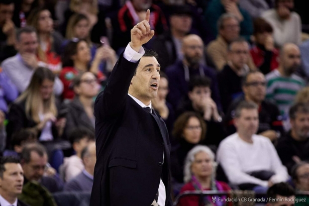 Pablo Pin da instrucciones durante el partido (FERMÍN RODRÍGUEZ /FUNDACIÓN CBG) 