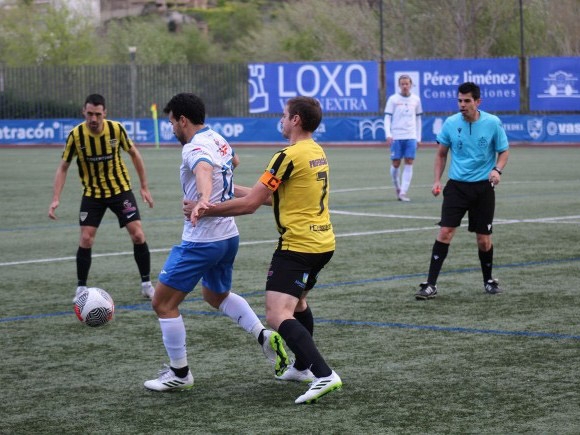 Diego Gámiz protege el balón ante un jugador del Cantoria (MIGUEL JÁIMEZ)