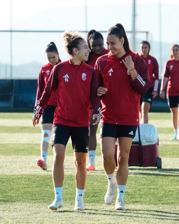 Caras sonrientes en el entrenamiento del Granada CF Femenino (GRANADA CF)