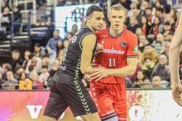 Elias Valtonen durante el partido ante Bilbao (JOSÉ VELASCO)