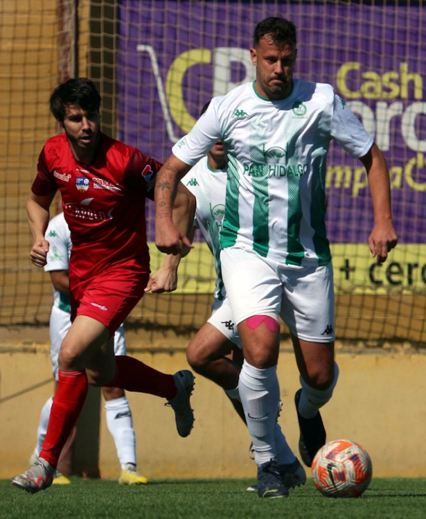 Lolo Armario en el partido ante el Huércal (PACO CASTILLO)