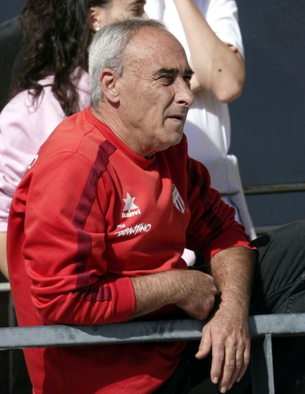 Paco Caba, entrenador del CD Dúrcal, durante un partido