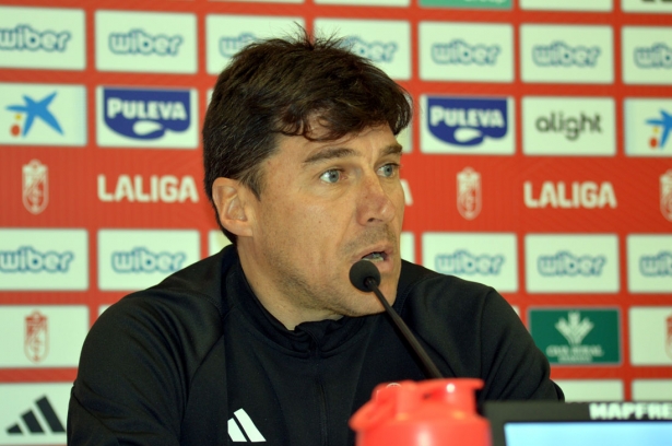 Alexander Medina, entrenador del Granada CF, en la rueda de prensa previa al partido ante el Real Mallorca (J. PALMA)