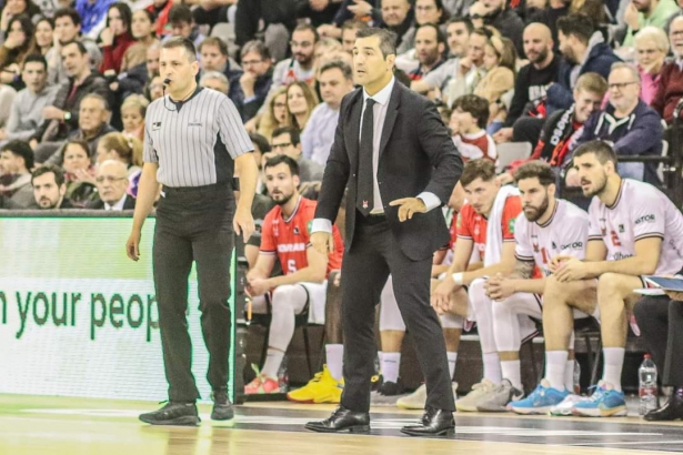 El entrenador del Covirán Granada, Pablo Pin (JOSÉ VELASCO)