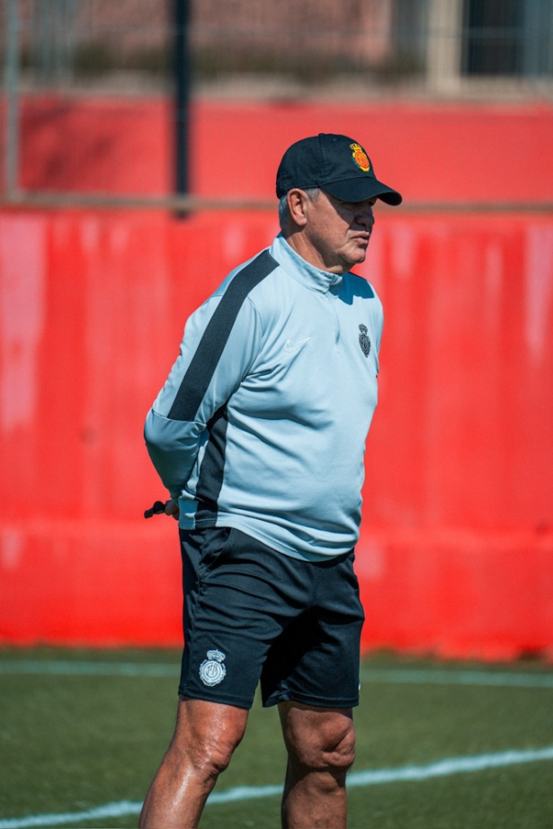 Javier Aguirre durante un entrenamiento del Real Mallorca (RCD MALLORCA)