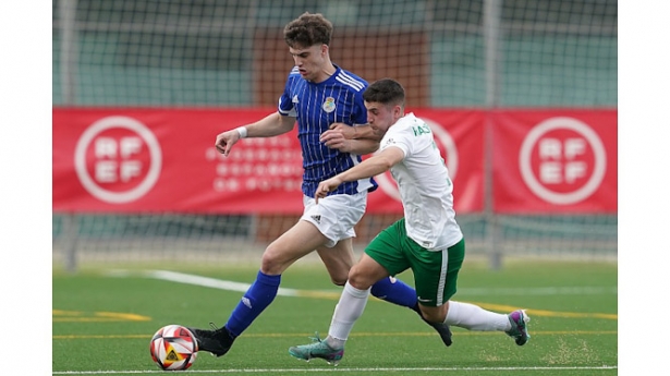 El jugador del CD Huétor Vega, Rafa Ortiz, pelea por el balón con un jugador aragonés (RFEF) 