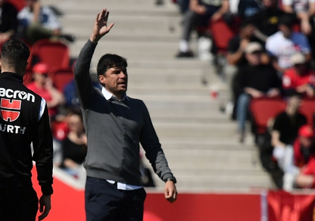 El Cacique Medina, entrenador del Granada CF, durante el encuentro ante el Real Mallorca (LOF)