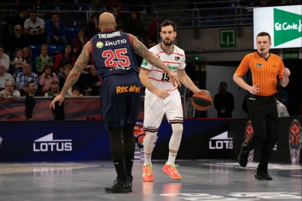 Lluis Costa en ataque ante Jordan Theodore (ACB PHOTS / E. OTXOA) 