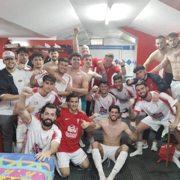 El Guadix CF celebra la victoria ante el Atlético Monachil (GUADIX CF) 