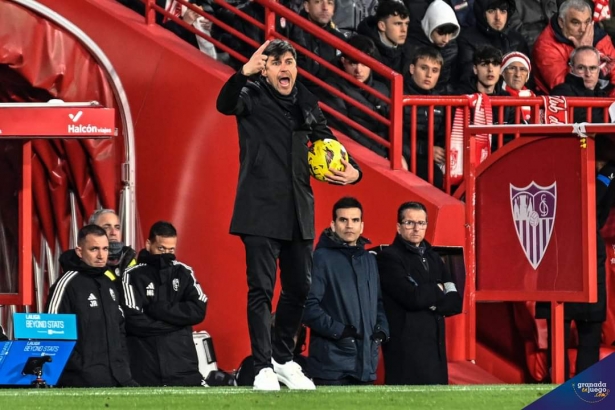 El `Cacique` Medina durante el partido ante el Sevilla (JOSÉ M. BALDOMERO)