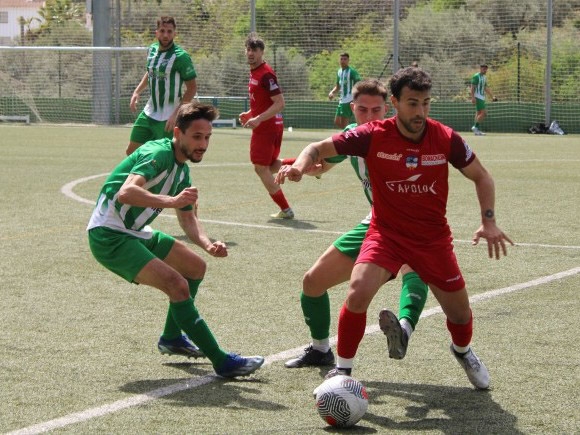 Diego Gámiz disputa el balón con un jugador del Benalgabón (PACO CASTILLO.)