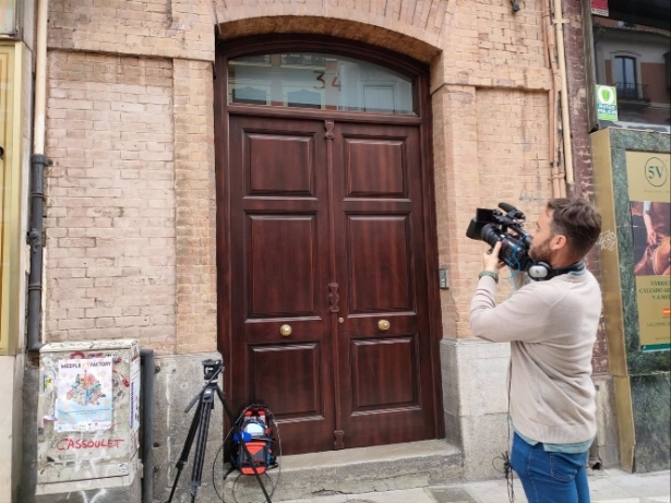 Cámara de televisión ante el edificio registrado por la UCO (EUROPA PRESS) 