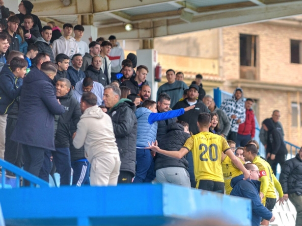 Jugadores del Atlético Melilla enfrentándose en la grada a los aficionados (MUCHO DEPORTE)
