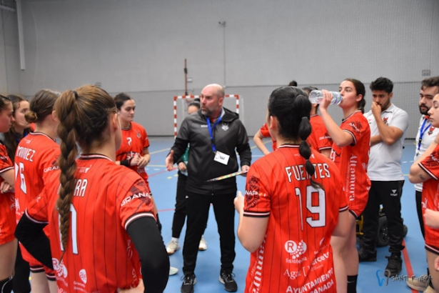 Pablo Perea da instrucciones en un tiempo muerto (FUNDACIÓN BM GRANADA)