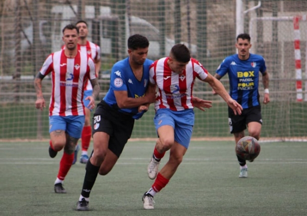 Zakaria pelea por el balón (DAVINIA CAPEL)