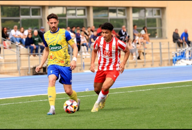 Esteban avanza con el balón (UD ALMERÍA) 