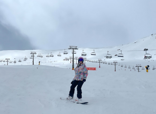 Una mujer realiza snowboard en Sierra Nevada (CETURSA)