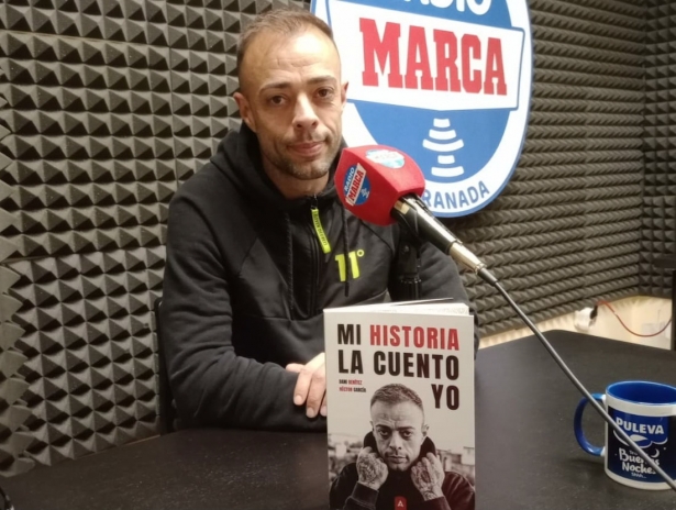 Dani Benítez junto a su libro (RADIO MARCA GRANADA)