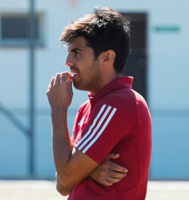 Adolfo Martínez, entrenador del filial rojiblanco, durante un partido (GCF)