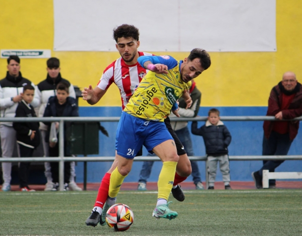 Ezequiel pelea por el balón (DAVINIA CAPEL)