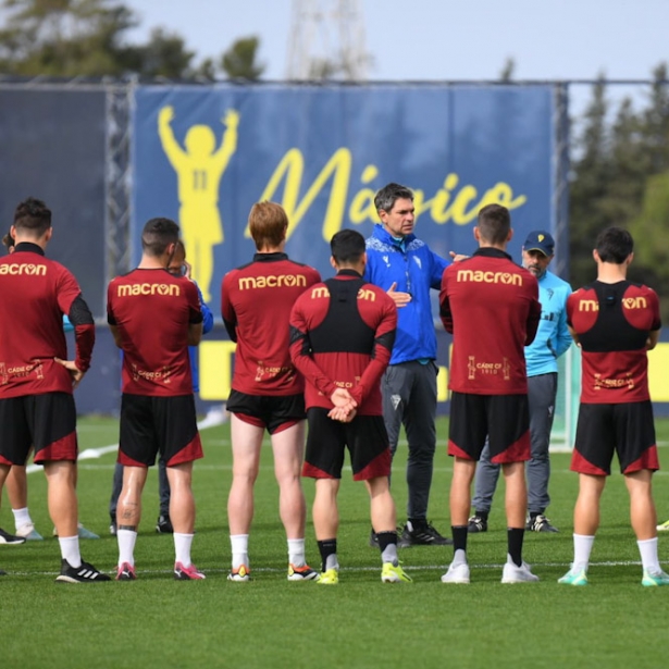 Pellegrino da instrucciones durante un partido (CÁDIZ CF)