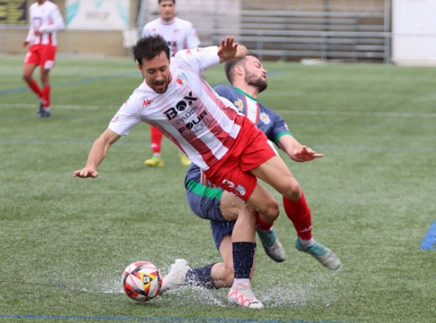 Parra recibe una entrada de un jugador tosiriano (JOSÉ ANDRÉS FERNÁNDEZ)