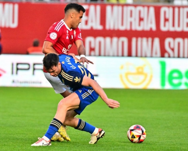 Clavijo pelea por el balón (REAL MURCIA)