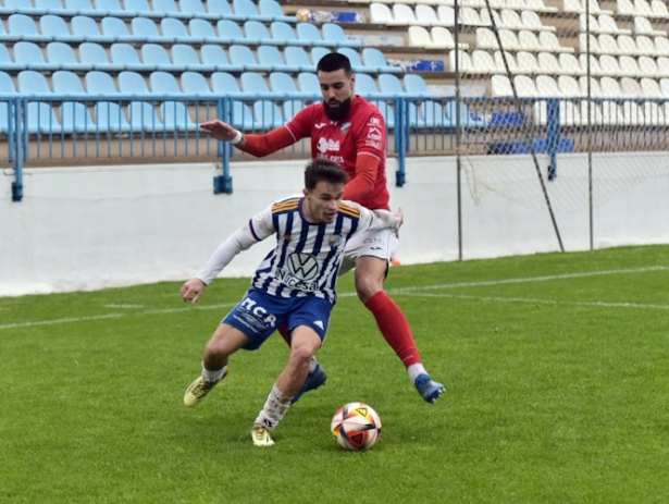 El local Mario Alonso se las vio con el central malagueño Largo (SEMANARIO MUCHO DEPORTE)