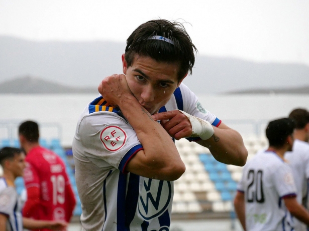 Toni García celebra uno de sus goles ante el Torre del Mar (CF MOTRIL)
