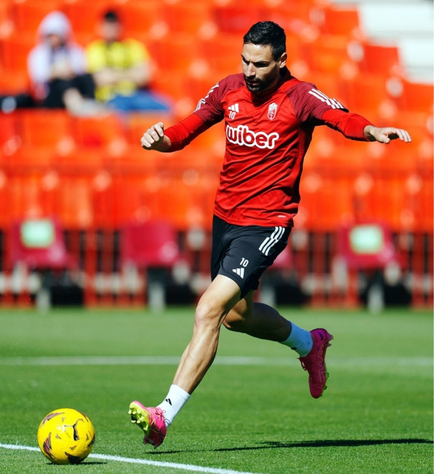 Antonio Puertas, que podría jugar hoy como titular, en el entrenamiento de ayer (GCF)