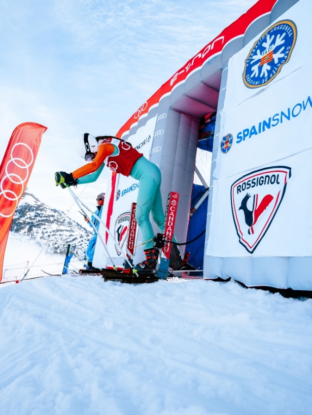 Una esquiadora toma la salida (AUDI QUATTRO CUP)
