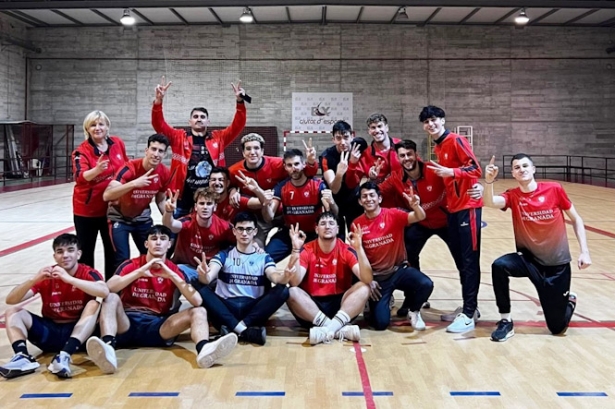 El conjunto universitario celebra su ascenso (GRANADA VOLEIBOL)