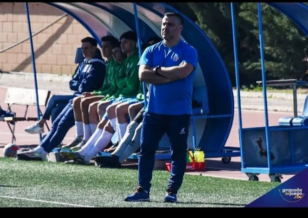 El entrenador del CD Ciudad de Baza, César García (JOSÉ M. BALDOMERO)