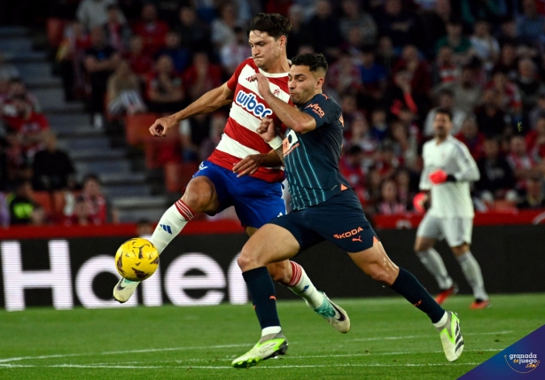 Miguel Rubio, jugador del Granada CF, en una acción defensiva (JOSÉ M. BALDOMERO)