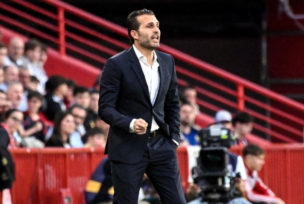 Rubén Baraja, entrenador del Valencia CF, durante el encuentro en `Los Cármenes` (JOSÉ M. BALDOMERO)