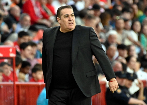 José Ramón Sandoval, entrenador del Granada CF, en un momento del partido ante el Valencia CF (JOSÉ M. BALDOMERO)