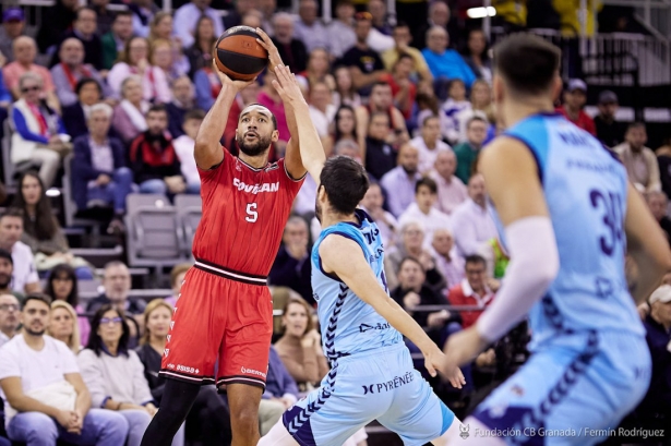 Kwan Cheatham lanza a canasta en el partido de la primera vuelta ante Andorra (FERMÍN RODRÍGUEZ /FUNDACIÓN CBG) 