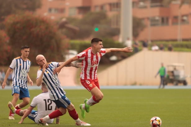 Illescas lucha por el balón con un jugador almeriense (ID ALMERÍA)